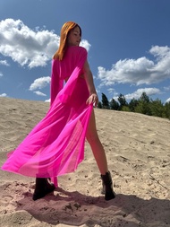 鋼管舞長裙搭配內褲與透明長袖上衣，適合空中表演