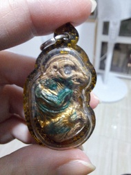 🐱阿贊迪猜招財貓牌🐱有極好的招財能力、無論正財，偏財，橫財，都有極佳的招財能力。招財貓還能帶來人緣運，令人容易喜歡你，貓亦有一種獨特的吸引能力，能夠吸引別人注意，能夠改善人與人之間的關係。亦可用於事業