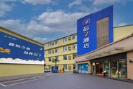 LUCK 7 Hotel (Yichang Three Gorges Electric Power Vocational College CBD Shopping Center)