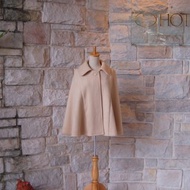 【優雅斗篷外套】焦糖卡士達色，內襯為歐洲吉維尼風格印花