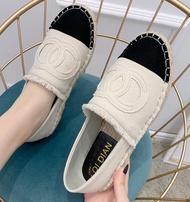 Aadine New 🚨พร้อมส่ง🚨 รองเท้าผ้าใบ ลายchanel ทรงสลิปออน 2 สี เบอร์ 35-40 A601