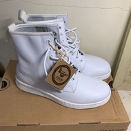 Dr Martens 39號鞋 白色短筒真皮皮靴 全新無著過  移民清家當平賣   如需試鞋請到錦上路四季豪園試 如要外出試鞋 / 面交 必需預付$50試鞋費 /訂金 正式購買時可以減返