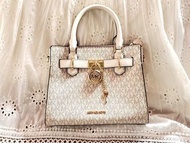 可議價HK$1580🈹️＞降價至HK$5️⃣0️⃣0️⃣上年東京旅行時在Michael Kors 專柜買回港，米白色Monogram MKlogo 暗花手袋/絕對靚仔，若是喜歡及有誠意者敬請自己叫價啦