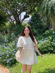 Puffypleats - เดรสแขนพองตุ๊กตา เนื้อผ้านุ่มเงา จับจีบรอบตัว มีเชือกสำหรับรูดผูกโบว์ด้านหลัง รุ่น Nao