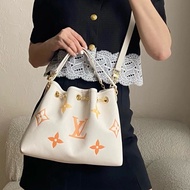 （99新閒置品💝） LV ByThePool 晶片款 限量秀款 餃子包 專櫃13萬多！