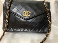 🤎極美收藏 Chanel vintage 夢幻逸品 水鑽菱格紋信封金鍊斜背包  收藏分享價 68800  🤎整體漂亮正常使用感 雙c水鑽特別少見 稀有 這個真的一包難求 🤎值得收藏 #這個布面都要賣到七萬多 #全真皮的都要10萬起跳  配件：雷標，原廠塵袋  尺寸23x16x5cm背帶長約94cm