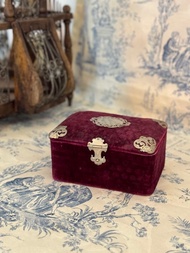 40060-法國古董紅色絨布鑲金屬花邊珠寶盒