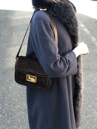 【日本直送 名牌中古包】CELINE 經典馬車標誌 側肩包 棕色 麂皮 壓紋皮革 vintage 古董 8kncfy