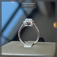 [RG559] แหวนเพชรสังเคราะห์ CZ เพชรล้อมเหลี่ยม 1 กะรัต ตัวเรือนเงินผสม ชุบทองคำขาวโรเดียม Gray &amp; Gold Jewelry