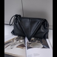 BV 三角下蓋黑皮革大手拿包