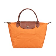 【LONGCHAMP】 LE PLIAGE系列壓印LOGO經典摺疊款式尼龍短提把拉鍊手提包(小/番紅花橘)#新春精品