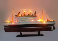 Mô hình thuyền gỗ Titanic có điện (Thân: 40cm)