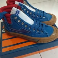 sepatu compass