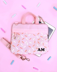 iPad 手提斜背包，採用粉色 Sprinkle 塗鴉設計，可客製化姓名。