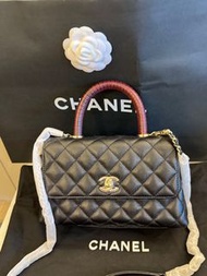 全新真品 CHANEL 香奈兒 COCO HANDLE 24 A92990  手提包 斜背包 經典黑色菱格紋 荔枝皮 亮面淡金釦 酒紅色內裏和酒紅色牛皮壓蟒蛇皮紋手提把 手提斜背兩用包