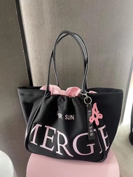 แบรนด์ดีไซเนอร์ไทย Merge รุ่นร่วม abina กระเป๋าโท้ตรุ่นลิมิเต็ด Orm กระเป๋าถือสไตล์สนามบิน