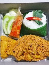 Nasi Box Nasi Kuning Ayam Bakar, Kremes, Geprek, Cabe Ijo, Lada Hitam