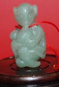 現平賣 HK$ 2,600 。懷舊和田 青碧玉石，刻有 齊天大聖 猴子 提壽桃，快賣！