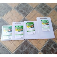 Plastic Cutting Board / Landas Memotong