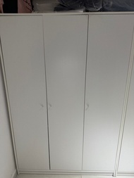Ikea白色三門衣櫃
