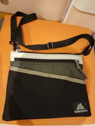 全新Gregory 斜孭袋，Gregory Classic Sacoche M
27cm x 22cm x 2.5cm
Overlander 買
黑、綠、白拼色，背面係紫色。有拉鍊袋口，入面仲有個啪鈕