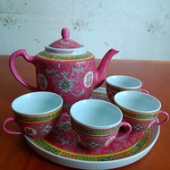 紅釉萬壽無疆雙喜紋茶具一套 （茶壺 + 4隻茶杯 + 茶托盤碟)
