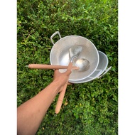 Package contains 2 26cm aluminum concave and flat frying pans plus shoe and vegetable spoon