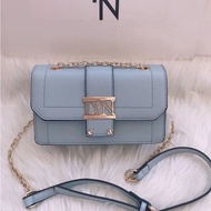 พร้อมส่ง กระเป๋าสะพายข้างเเละคล้องไหล่ LYN  crossbody bag รุ่นเเม่อั้ม ทรงเหลี่ยม 6 สี มีหนังรองบ่า 