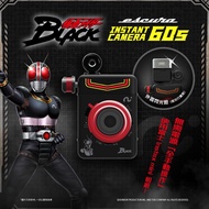 DJS LIFESTYLE 觀塘店 - ESCURA INSTANT 60S 仮面ライダー BLACK 幪面超人即影即有菲林相機機身採用復古設計風格以及標誌性黑紅配色，型格又懷舊。完全手動操作，無需電