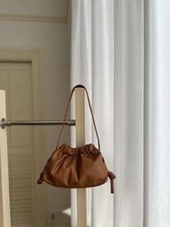 วัสดุ PU นุ่ม Drawstring กระเป๋าสะพายข้างผู้หญิงกระเป๋าสะพายไหล่เดี่ยวไทยแบรนด์เล็กกระเป๋า GYOZA สไต