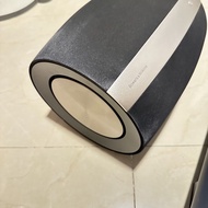 Bowers & Wilkins (B&W) Formation 無線音響系統，包含 Formation Bar 回音壁（左側長條形音箱）與 Formation Bass 無線超低音喇叭（右側圓筒形重