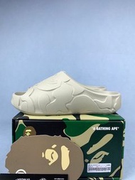 A BATHING APE（BAPE）猿人頭浮雕迷彩壹字拖鞋 米白立體壓花