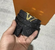 LV男士皮帶 40cm寬 黑色老花壓紋 銀色LV標志扣頭 經典百搭