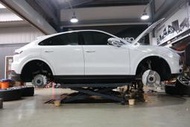 此套Porsche Cayenne E3 or Coupe 專用PSCB..傳說中的白色大十活塞卡鉗，搭配碳化鎢鋼盤，全