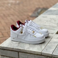 【限時特價】NIKE AIR FORCE 1 JUST DO IT 白酒紅 金幣 羅馬文字 休閒鞋 DV7584-100