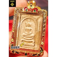 泰国佛牌 Thailand amulets            聖水崇迪佛（Phra Somdej ChaeNaMon）
佛历2537（1994年）

Wat Banrai - 龍婆坤聖僧
㊙️ 泰