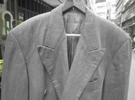 台北自售:HUGO BOSS專櫃(保證正品)深灰色條紋正式西裝外套非萬寶龍LV元起標牛皮革公事包K金立領皮衣schott