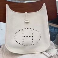 請先確認有貨再拍🩷 Hermes Evelyne 29伊芙琳 奶昔白 银扣 tc皮