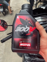 Nhớt 300V Motul 10W40 4T (1 lít).