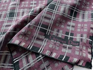 Christian Dior 精品絲巾，手工捲邊，尺寸 32x34 英吋，100% 絲綢。