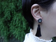 秋葵流蘇・手工刺繡耳環 - 黑