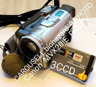 今日出售佳能  Canon  MVX-20i E  純   PAL  制式綫路擁有  3-CCD  RGB  艷麗影像高質素數碼  DV  細帶卡式攝錄機攝影機兼容錄影機功能全套【  包括  ：原裝火牛  無線遙控器接駁電視機度睇 DV 錄影帶  AV  影音線等等