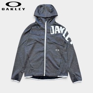 เสื้อฮู้ดมือสอง Oakley สีเทาเข้ม โลโก้หน้า-หลัง อก 42 ยาว 27/28 สภาพใหม่ ไม่มีตำหนิ