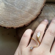 月光石/月亮石 , 藍光拉長石鍍金戒指 please provide ring size when order gold-plated Silver-plate chain Ring with moonstone and labradorite