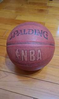 正版SPALDING 斯伯丁NBA 7號籃球，正常使用中。品像如圖。