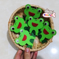5 felt frogs 5.5 x 6.2cm