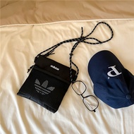 [ของแท้ 100%]กระเป๋าสะพายไหล่ Adidas clover กระเป๋า cross-body สี่เหลี่ยมเล็กราคาถูกกว่าร้านค้าจุดรวดเร็ว