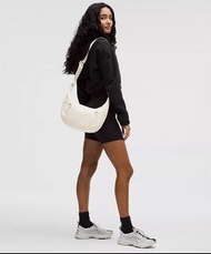 lululemon|Slouchy Sling Bag 6L（小）黑色/骨白色