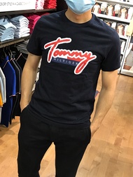 Tommy Hilfiger Tommy ผู้ชายฤดูร้อนใหม่เสื้อยืดแขนสั้นคอกลมพิมพ์ลายโลโก้หล่อและทันสมัย