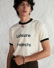 (Leisure Projects) LEISURE RINGER TEE เสื้อเเขนสั้น ผ้า cotton spandex พิมพ์โลโก้ Leisure Projects